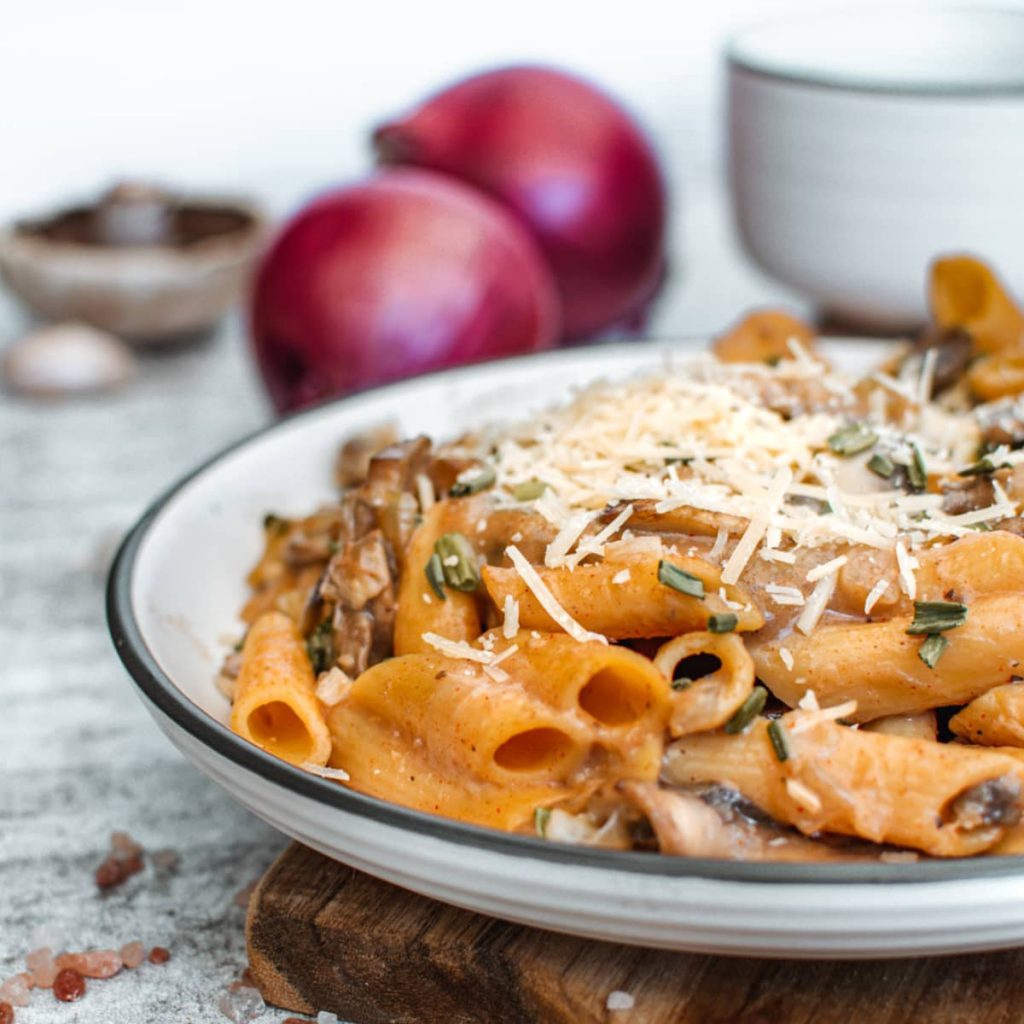 Healthy vegan mushroom stroganoff